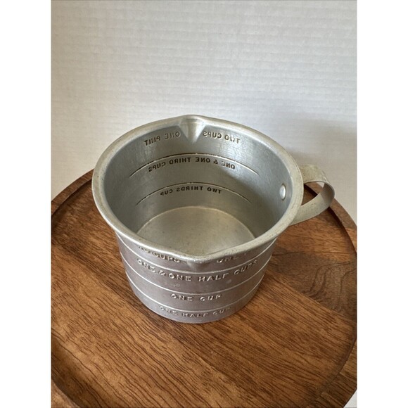Vintage ALUMINUM Measuring TWO Cup Capacity w/ Handle & Double Spout - Picture 2 of 9
